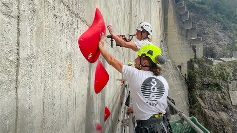 Watch workers building the Red Bull Dual Ascent 